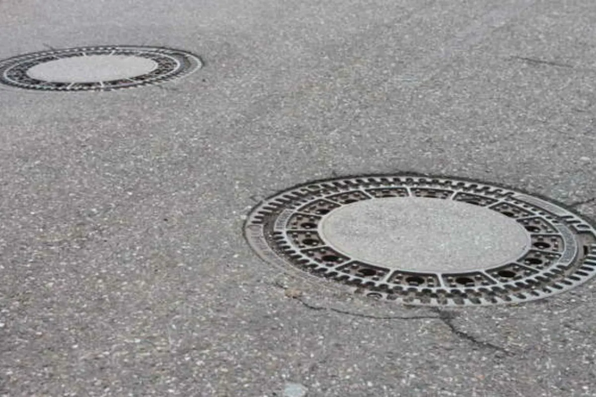 Limburgerhof - Hirnlose Aktion - Gullydeckel auf der Strasse entfernt