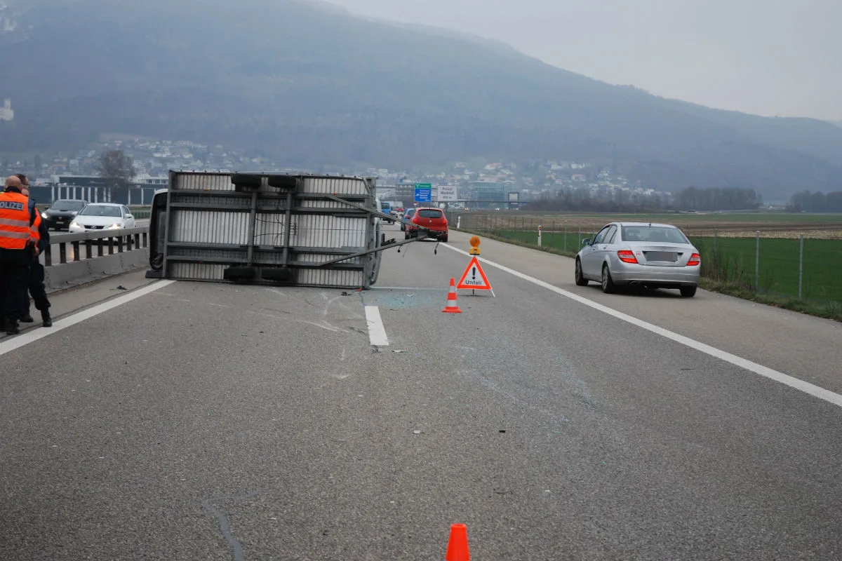 Niederbipp A1 - Mit Auto beladener Anhänger kippt auf die Seite 