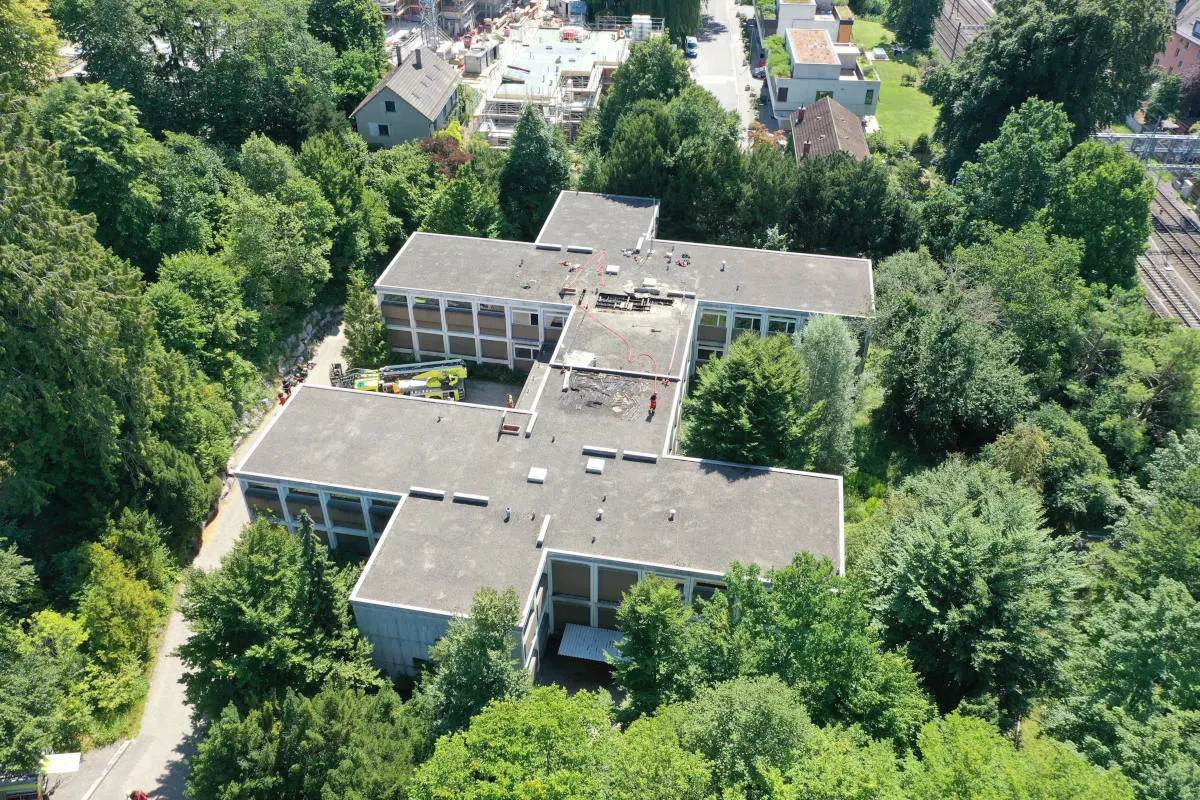 Winterthur ZH – Feuerwehrmann nach Brand auf Dach eines Schulgebäudes im Spital