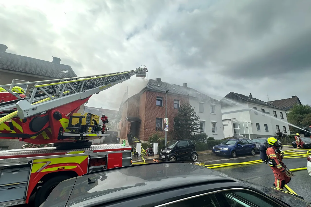 Velbert NW – Doppelhaus nach Brand von Dachstuhl unbewohnbar