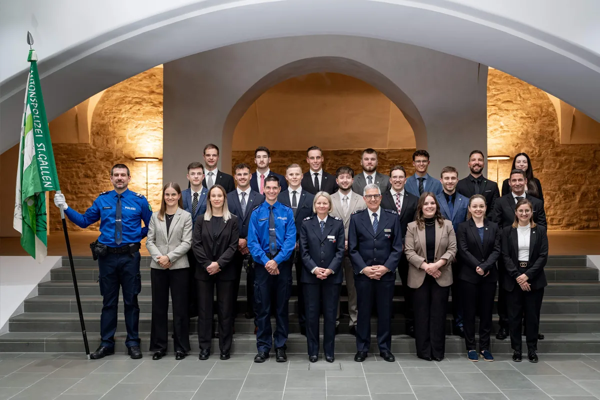 St.Gallen SG – Polizeiaspiranten erhalten Dienstwaffe