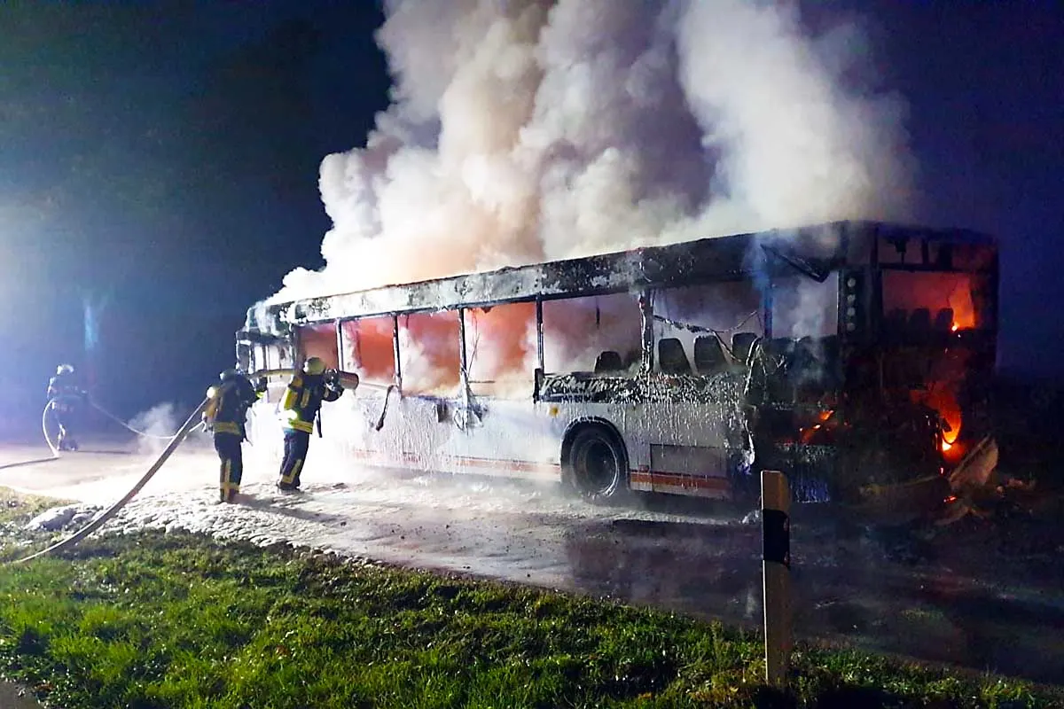 Grossbrand in Sonsbeck - Bus brennt vollkommen aus