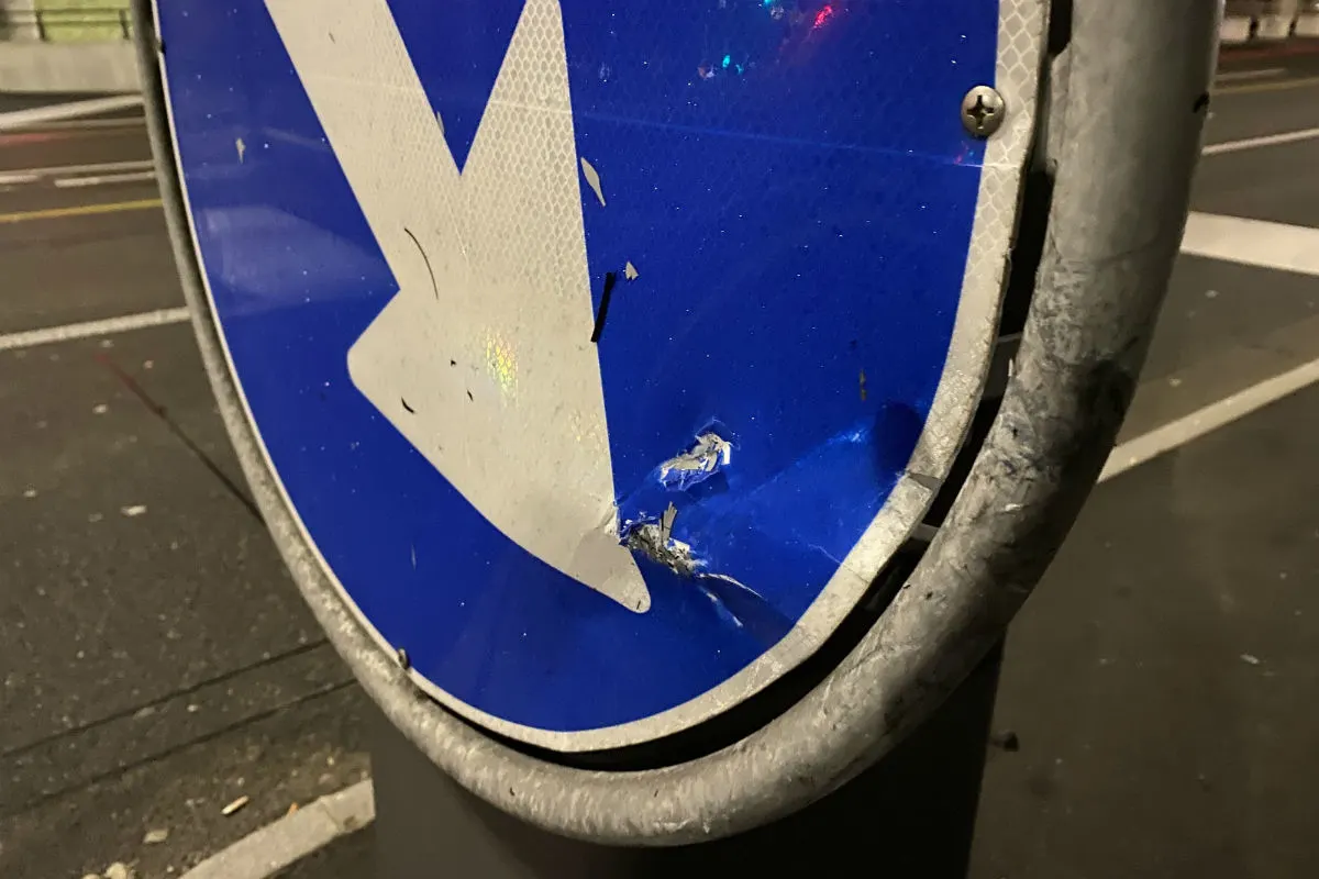 Baden AG - Betrunkener Autofahrer kollidiert mit Strassenschild