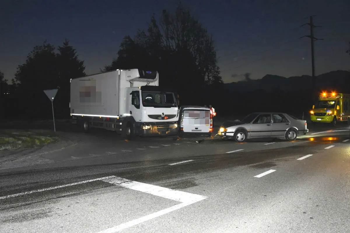 Neuhaus SG - Auto prallt in Lieferwagen