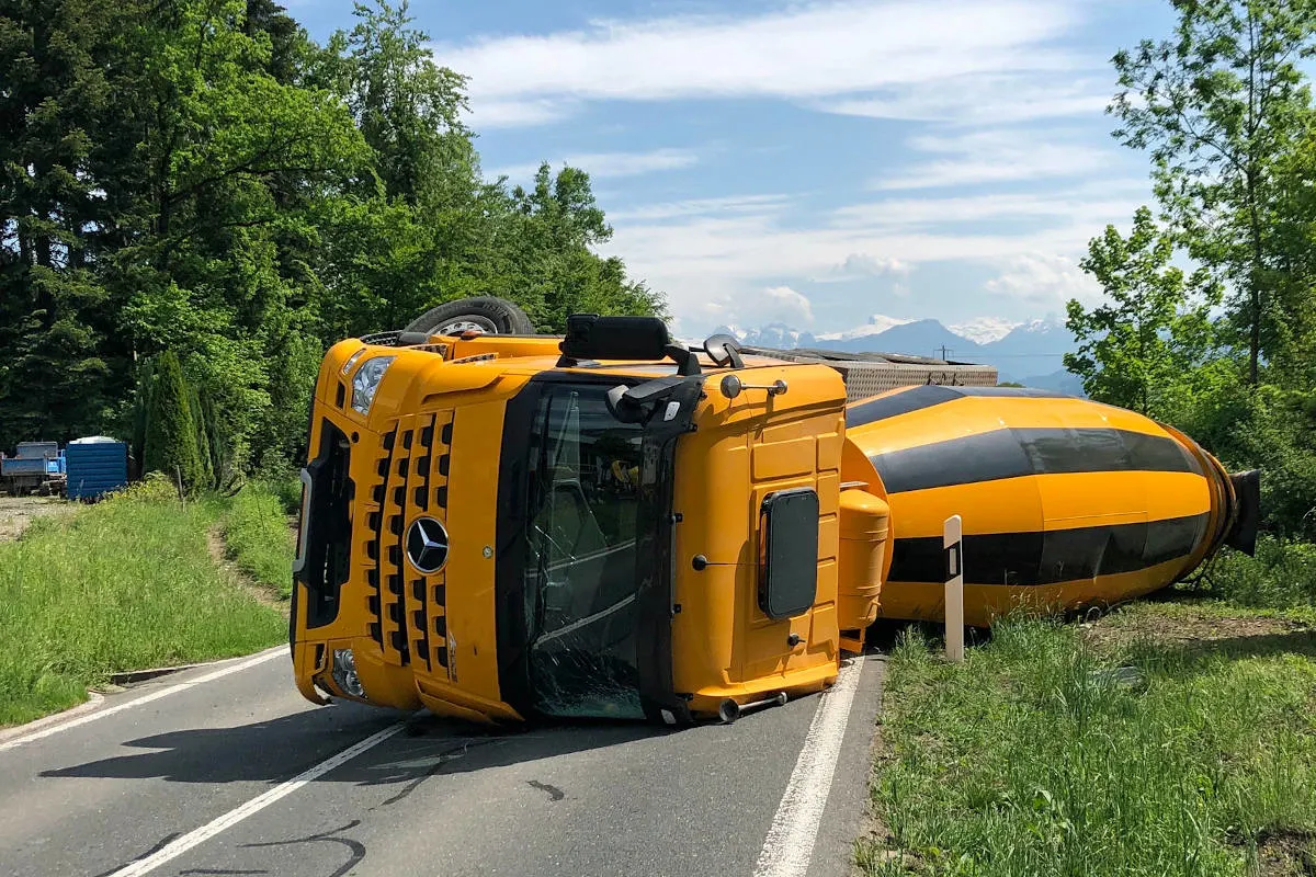 Rothenburg LU – Fahrmischer kippt zur Seite
