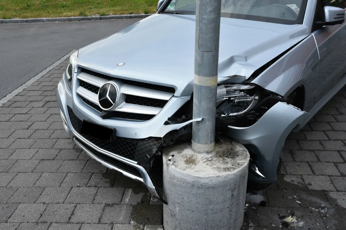 Vaduz FL - Auto fährt gegen Lichtmasten