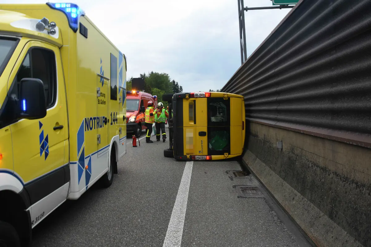 St. Gallen SG - Fahrzeugkombination auf A1 umgekippt
