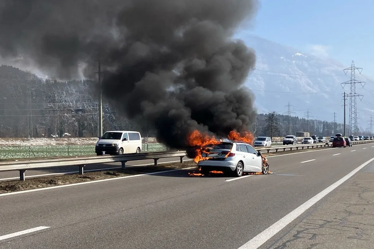 A3 Benken SG – Auto fängt nach Kollision auf Autobahn Feuer