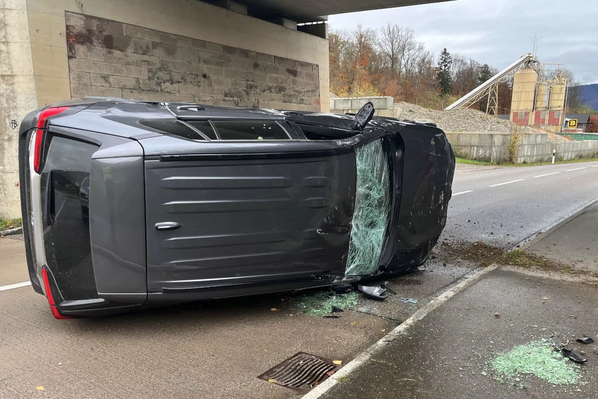 Wallbach AG – Zwei Männer nach Unfall geflüchtet