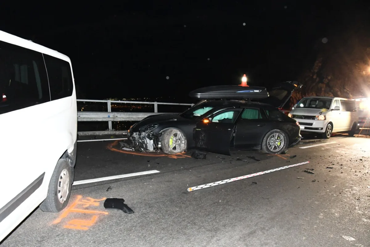 Chur GR - Porschefahrer baut nach riskantem Überholmanöver Unfall!