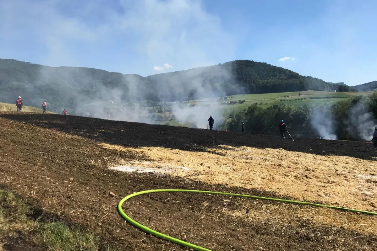 Rümlingen BL - Strohballenpresse und Feld geraten in Brand