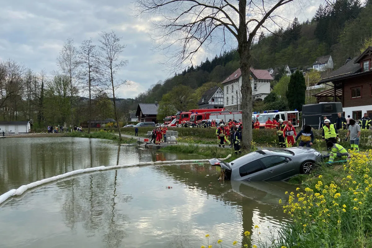 Lennestadt Bilstein  – PKW  landet in Weiher – Feuerwehr und DLRG unterstützen bei der Bergung
