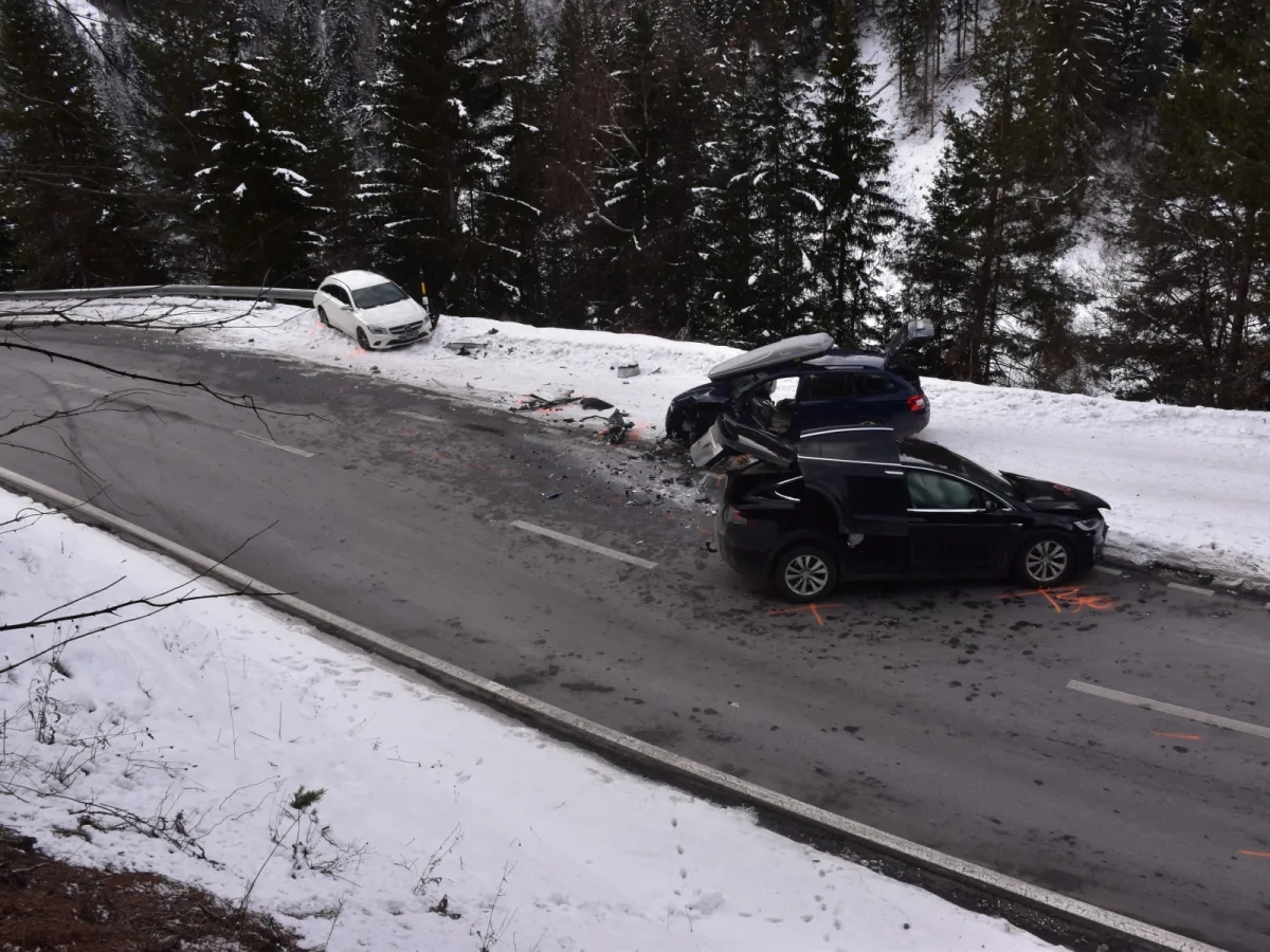 Scuol GR – Mit zwei Autos aus Gegenrichtung kollidiert