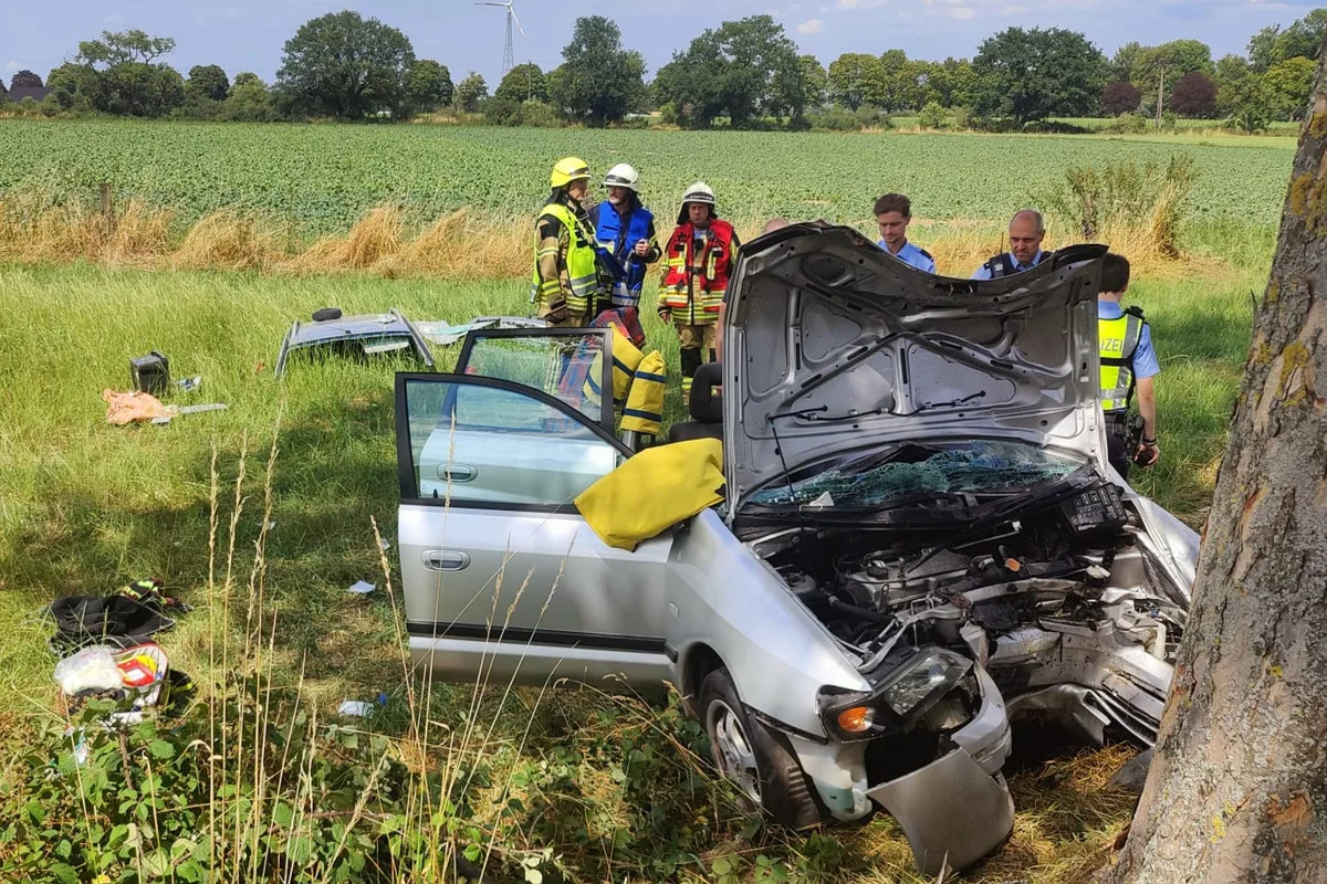Schwerer Verkehrsunfall in Rheurdt NW - Gegen einen Baum geprallt