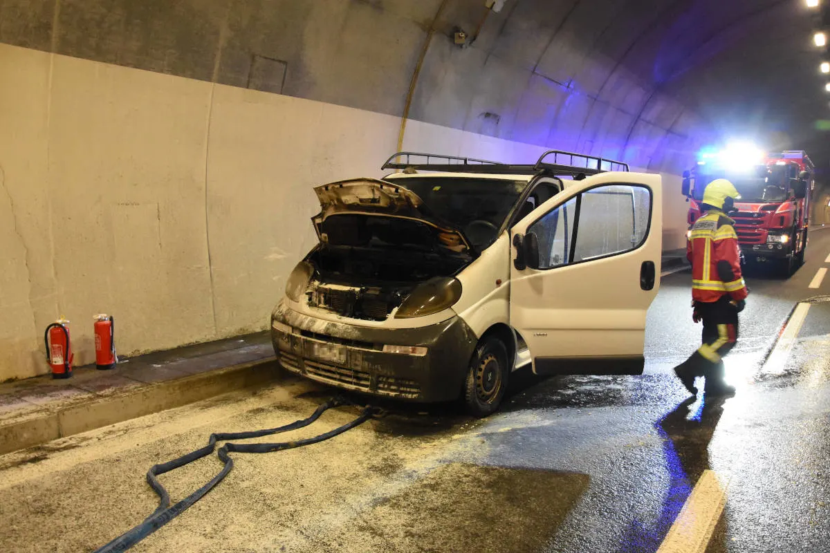 A15 Uznach SG – Lieferwagen brennt in Tunnel