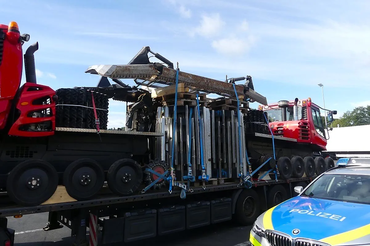 Kirchheim - Pistenraupen im Sommer auf der Autobahn - Polizei stoppt ungewöhnlichen Transport