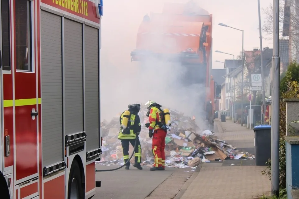 Minden – Müllwagen fängt während Fahrt Feuer