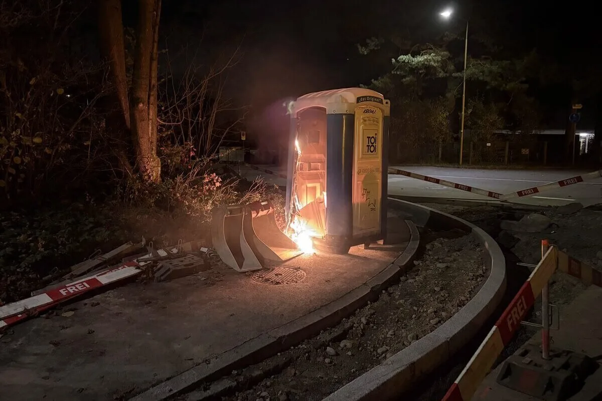 Seen ZH – Mobiles WC geht auf Baustelle in Flammen auf