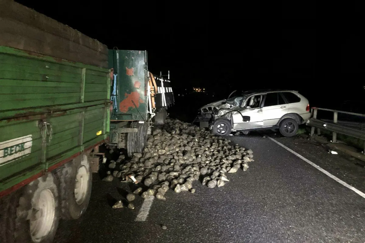 Unfall Kerzers FR - Heftiger Crash - Traktorfahrer nimmt BMW-Lenker Vortritt weg!