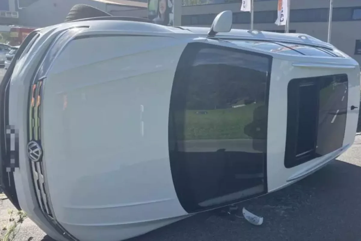 Näfels GL - Auto bei Unfall zur Seite gekippt
