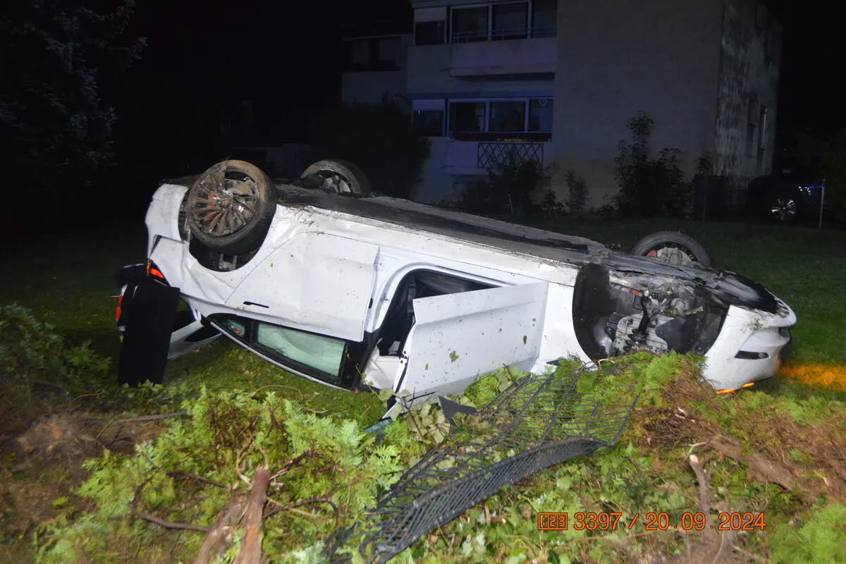 Bad Eilsen - Tesla überschlägt sich bei Unfall 