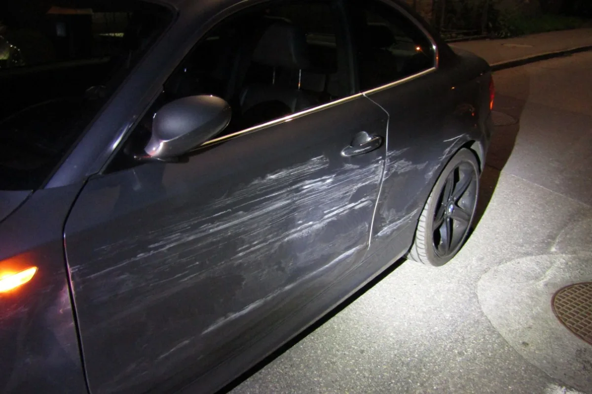 Näfels GL - Autolenkerin entfernt sich nach der Kollision von der Unfallstelle