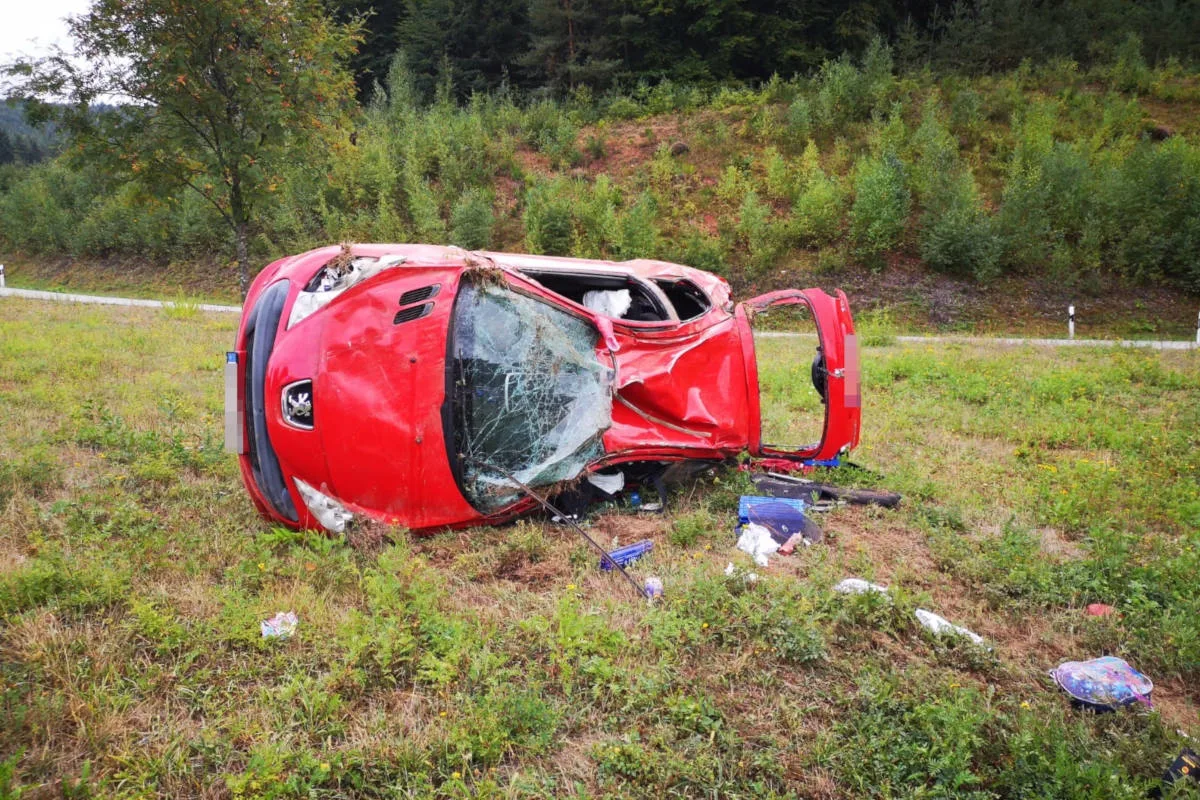 Überschlagener Pkw auf B10 mit zwei Verletzten