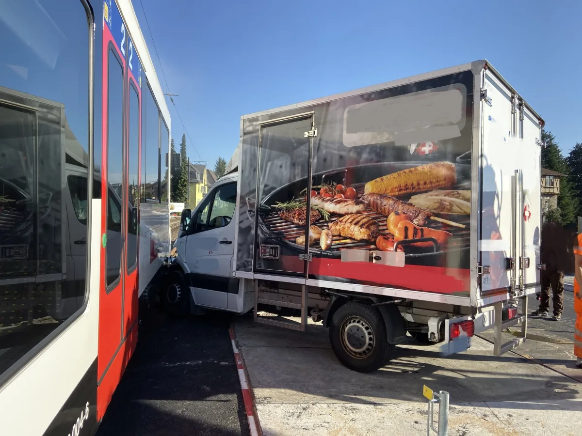 Spektakulärer Unfall in Seon AG - Kollision zwischen Lieferwagen und Zug - Lieferwagenlenker muss Führerschein abgeben