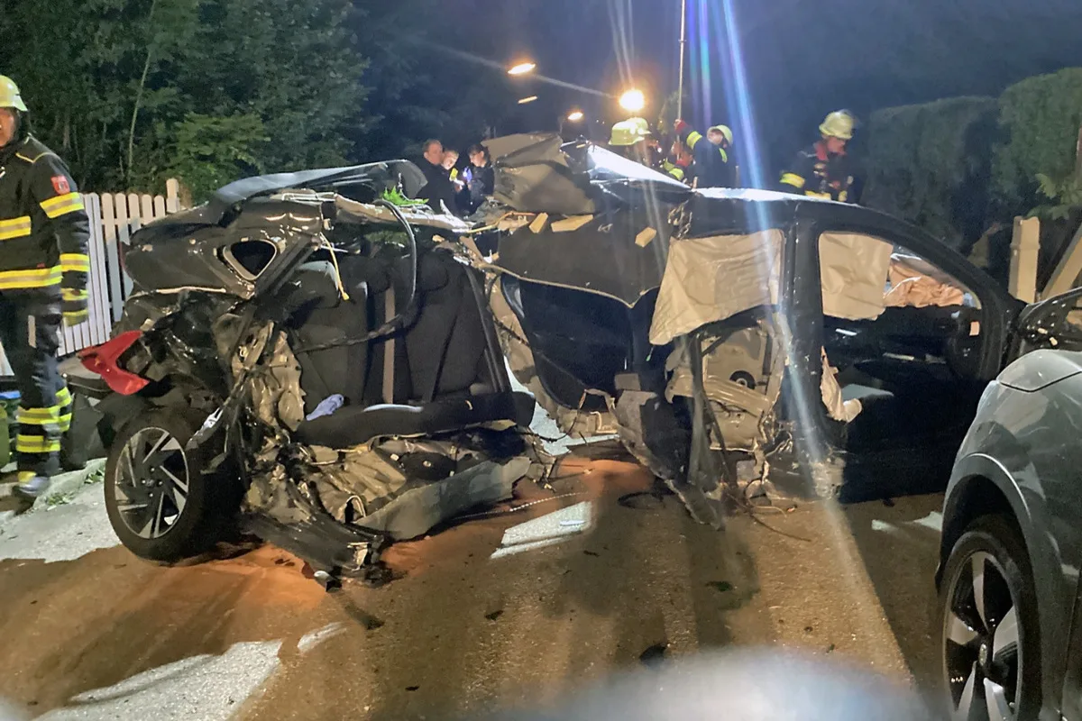 München - Hyundai bei Unfall in der Mitte aufgerissen