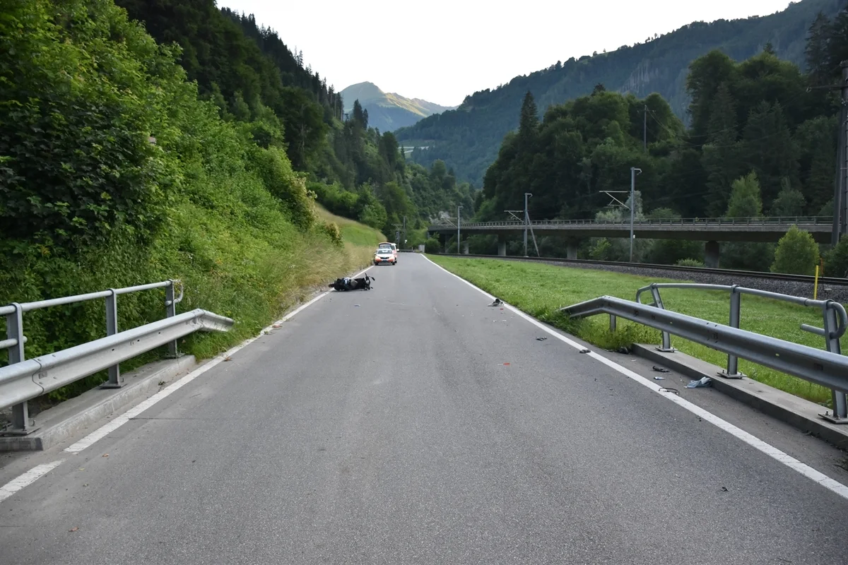 Pragg-Jenaz GR – Motorradfahrer kollidiert bei Unfall mit Leitplanke