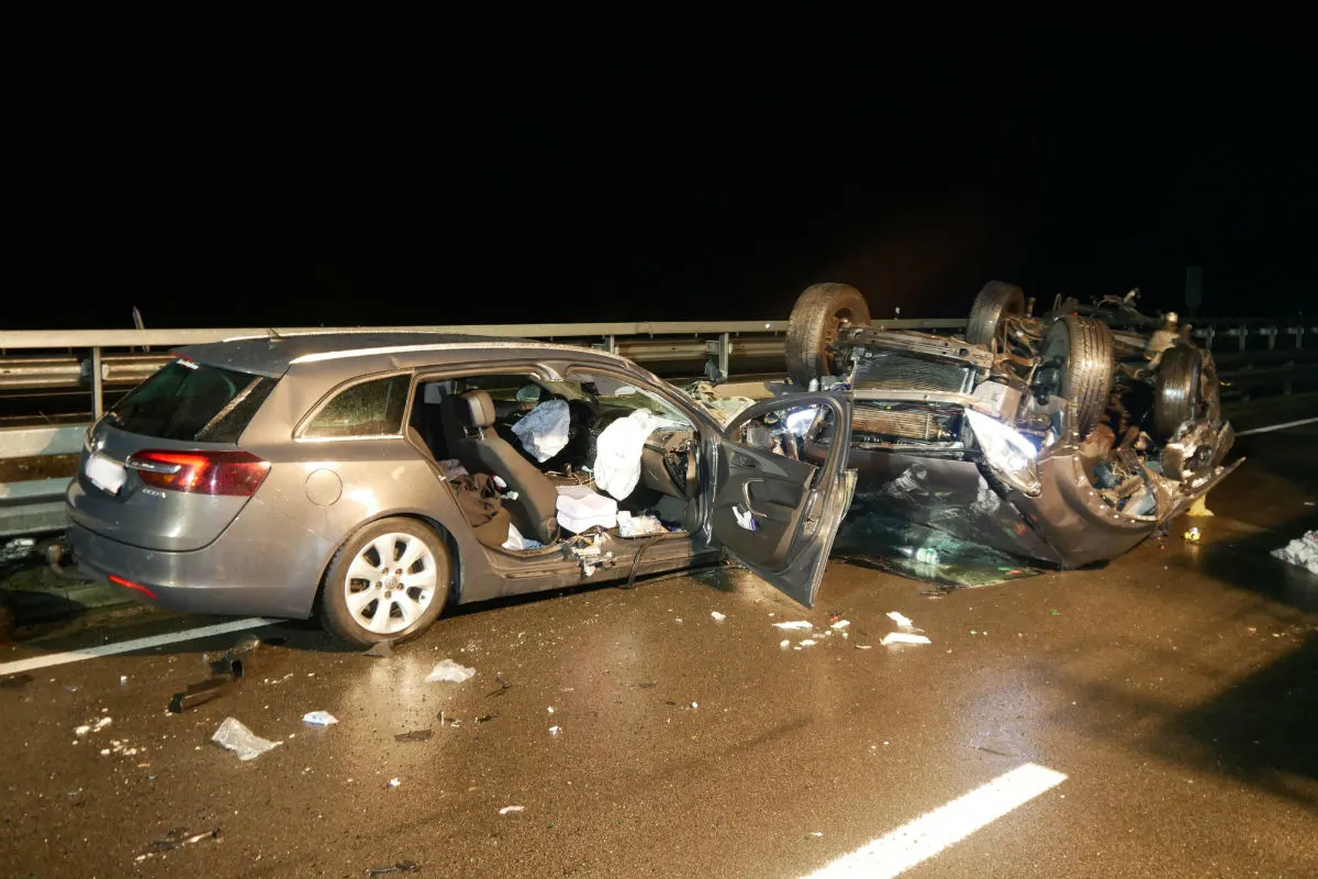 Ersthelfer bei schwerem Verkehrsunfall tödlich verletzt