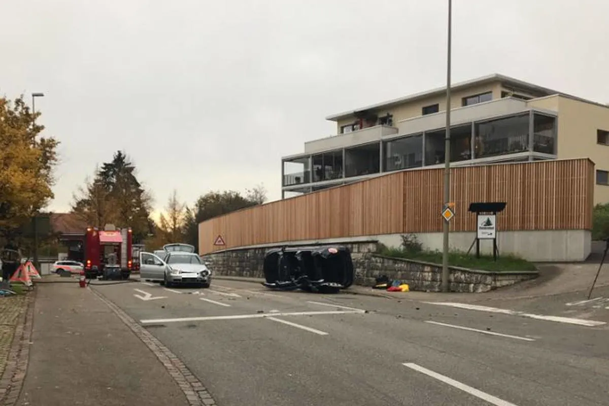 Therwil BL - Verkehrsunfall mit vier beteiligten Personenwagen