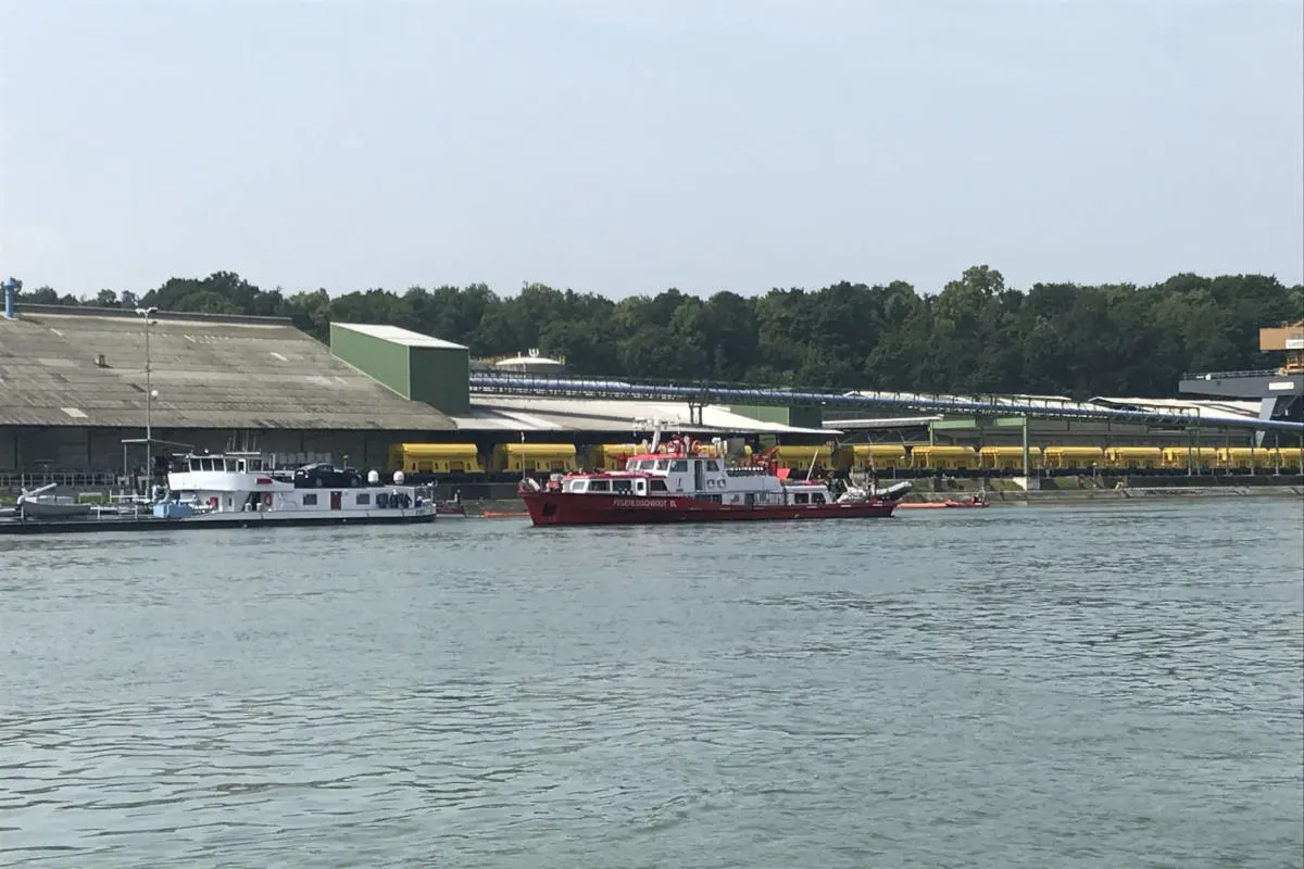 Muttenz BL - Wassereintritt bei einem mit Dieselöl beladenen Motortankschiff