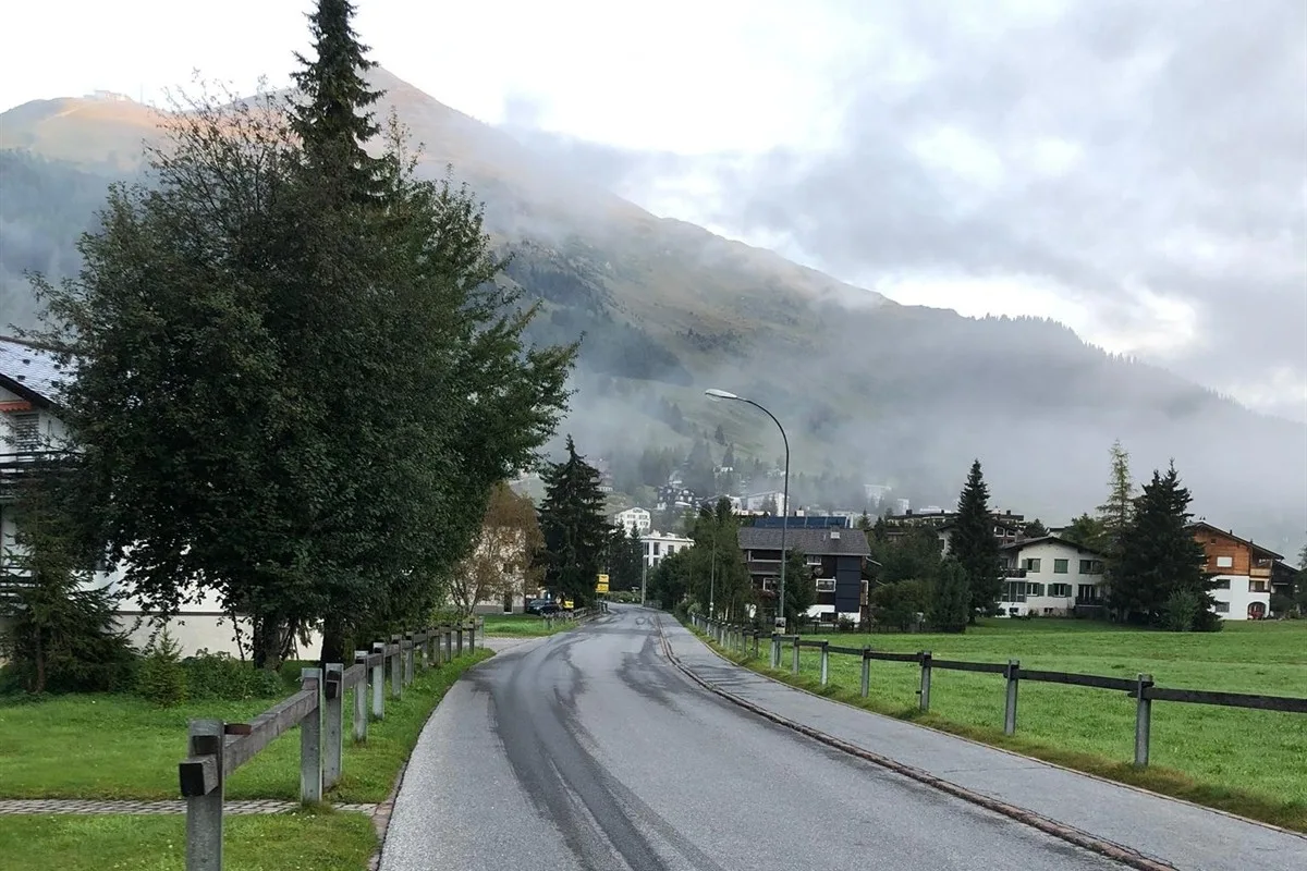 Zeugenaufruf aus Davos Dorf GR - 10-jähriger Radfahrer bricht sich nach Kollision mit Auto Ellbogen