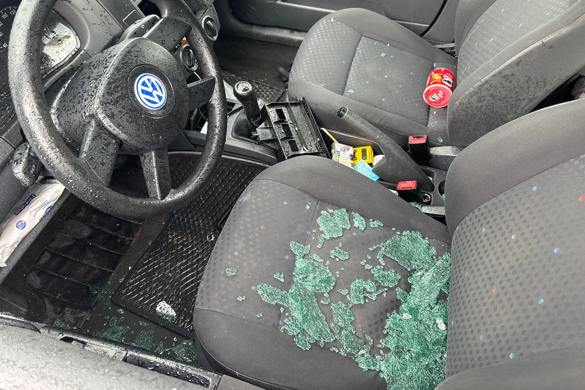 Mollis GL - Zwei Autos aufgebrochen 