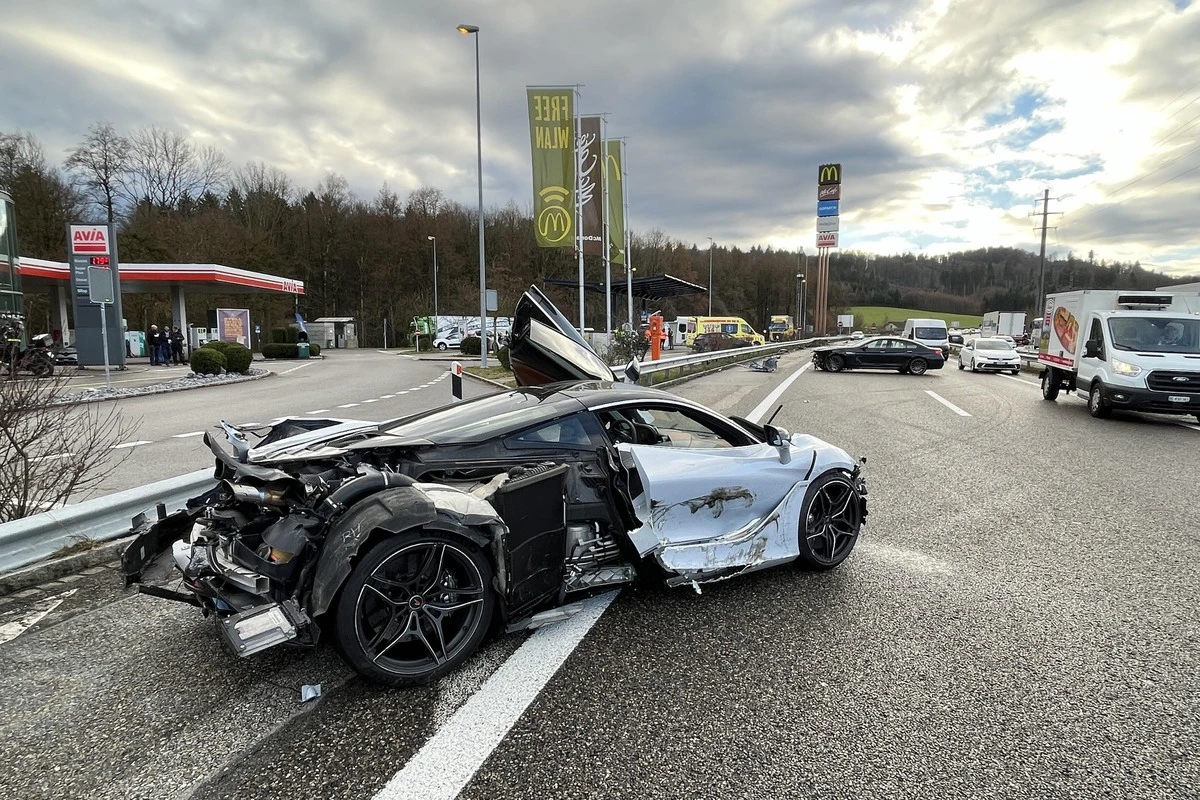 Kölliken/A1 AG - Heftige Kollision zwischen BMW und Mc Laren 