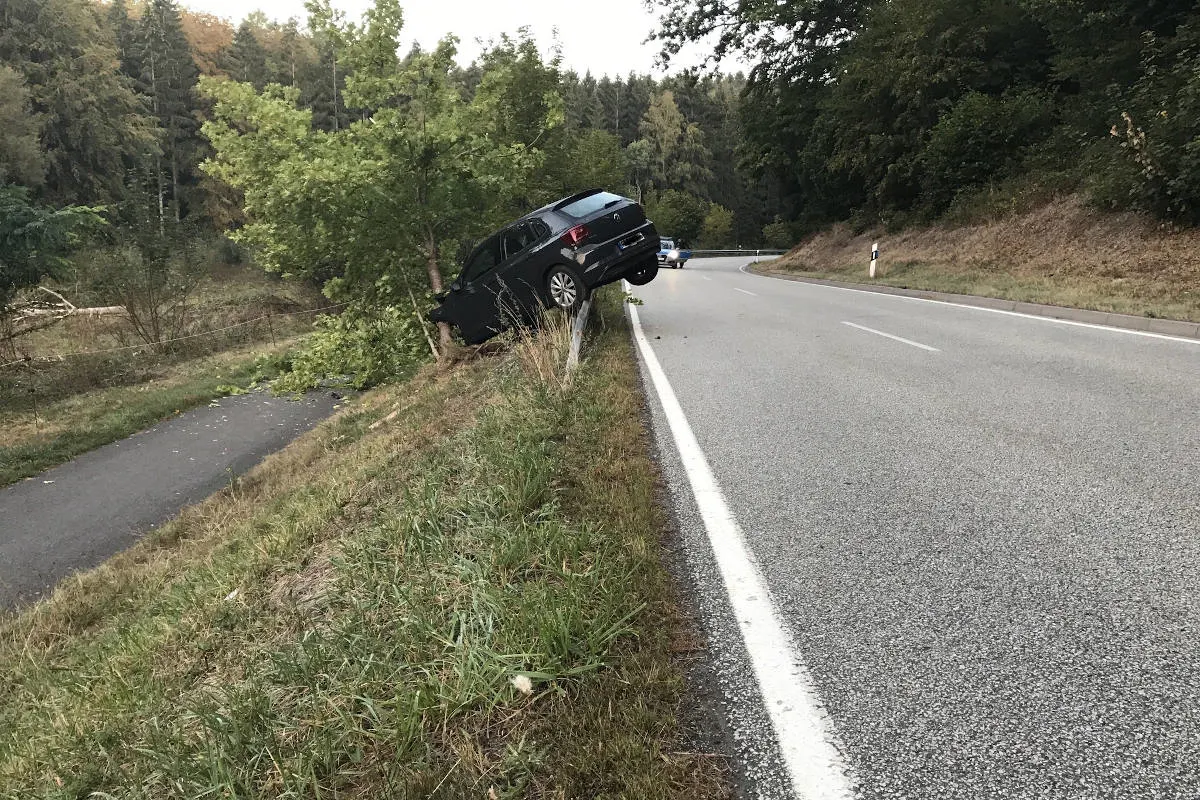 Otterberg – PKW auf Leitplanke abgestellt