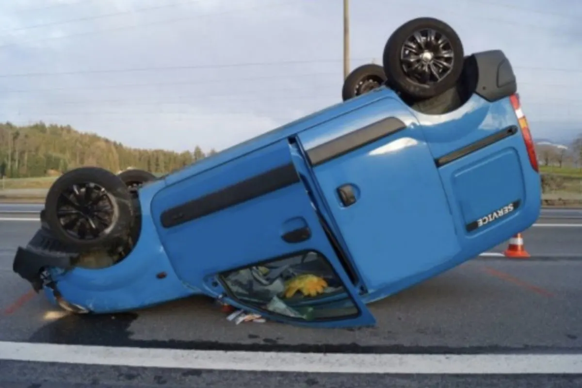 Risch ZG – Auto überschlägt sich auf Autobahn