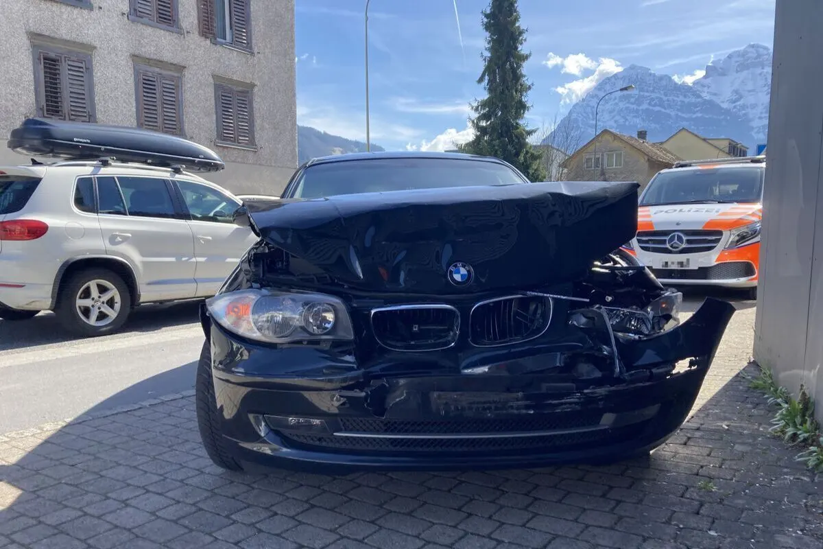 Näfels GL - Erheblicher Sachschaden nach Verkehrsunfall