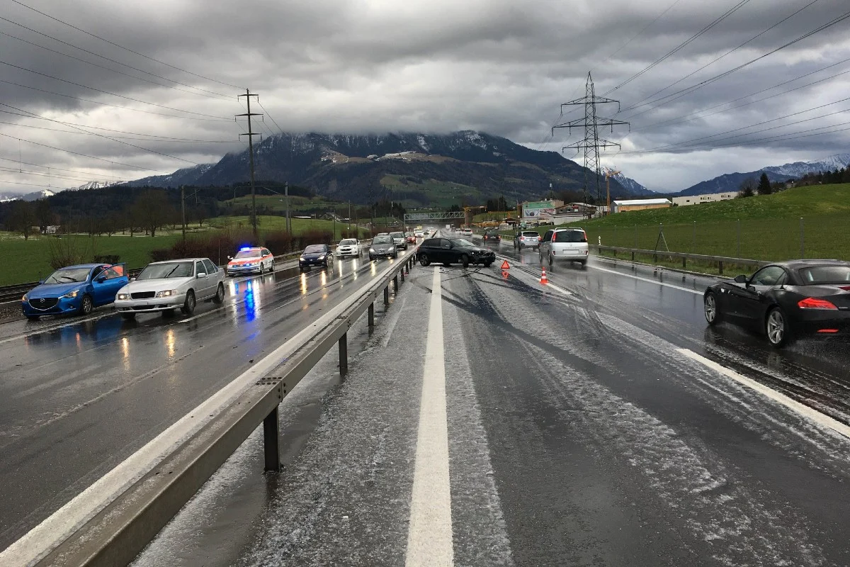 Risch - Rotkreuz ZG - Schneepflotsch führt zu zwei Verkehrsunfällen - ein Lenker hatte Sommerpneus