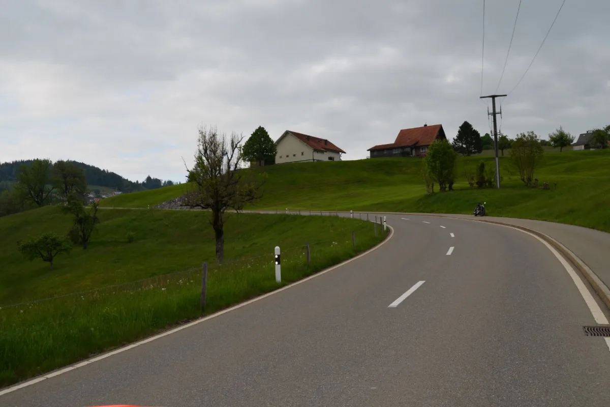 Teufen AR - 44-Jähriger Motorradfahrer touchierte Randstein und kam zu Fall