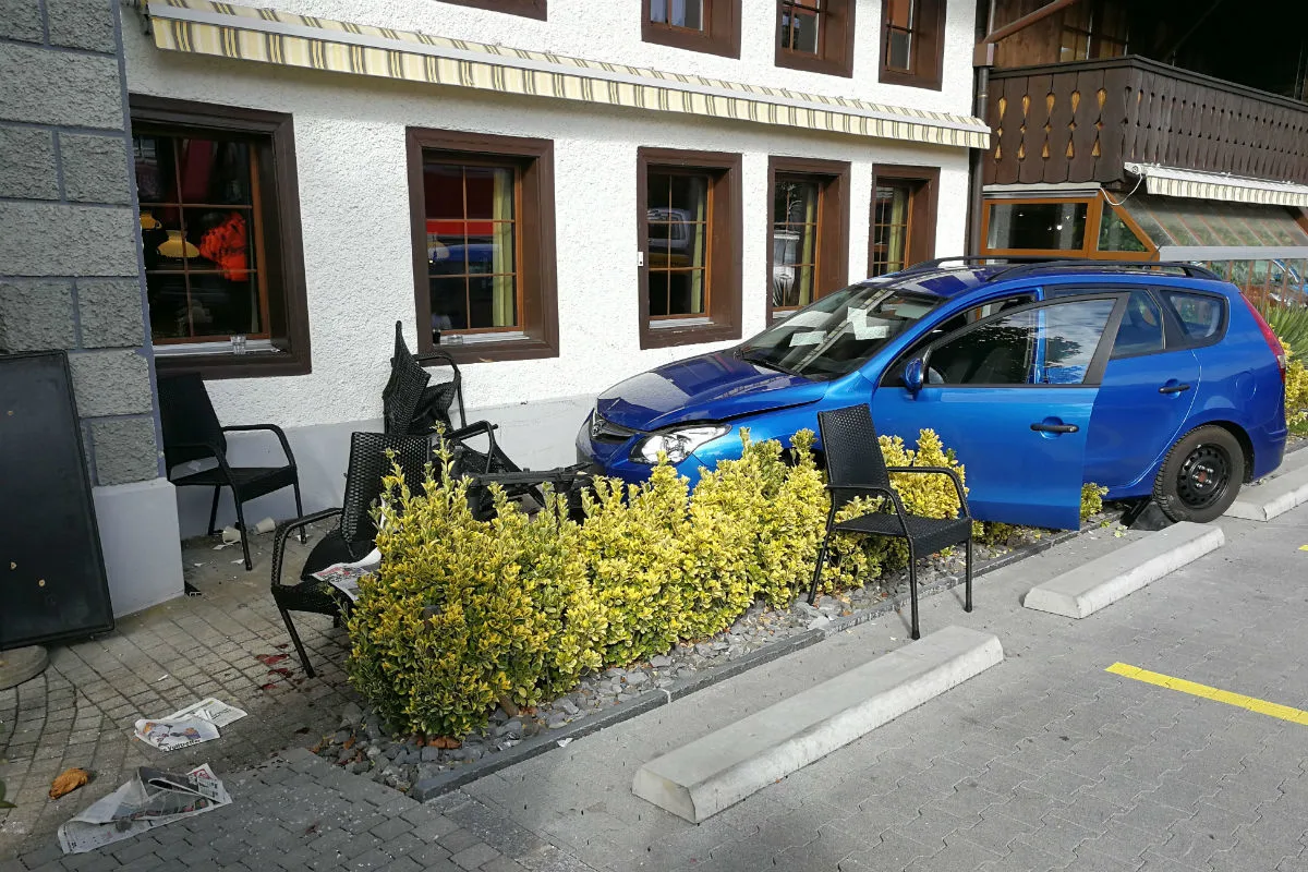 Unfall Unterkulm AG - Auto fährt in Gartenwirtschaft!