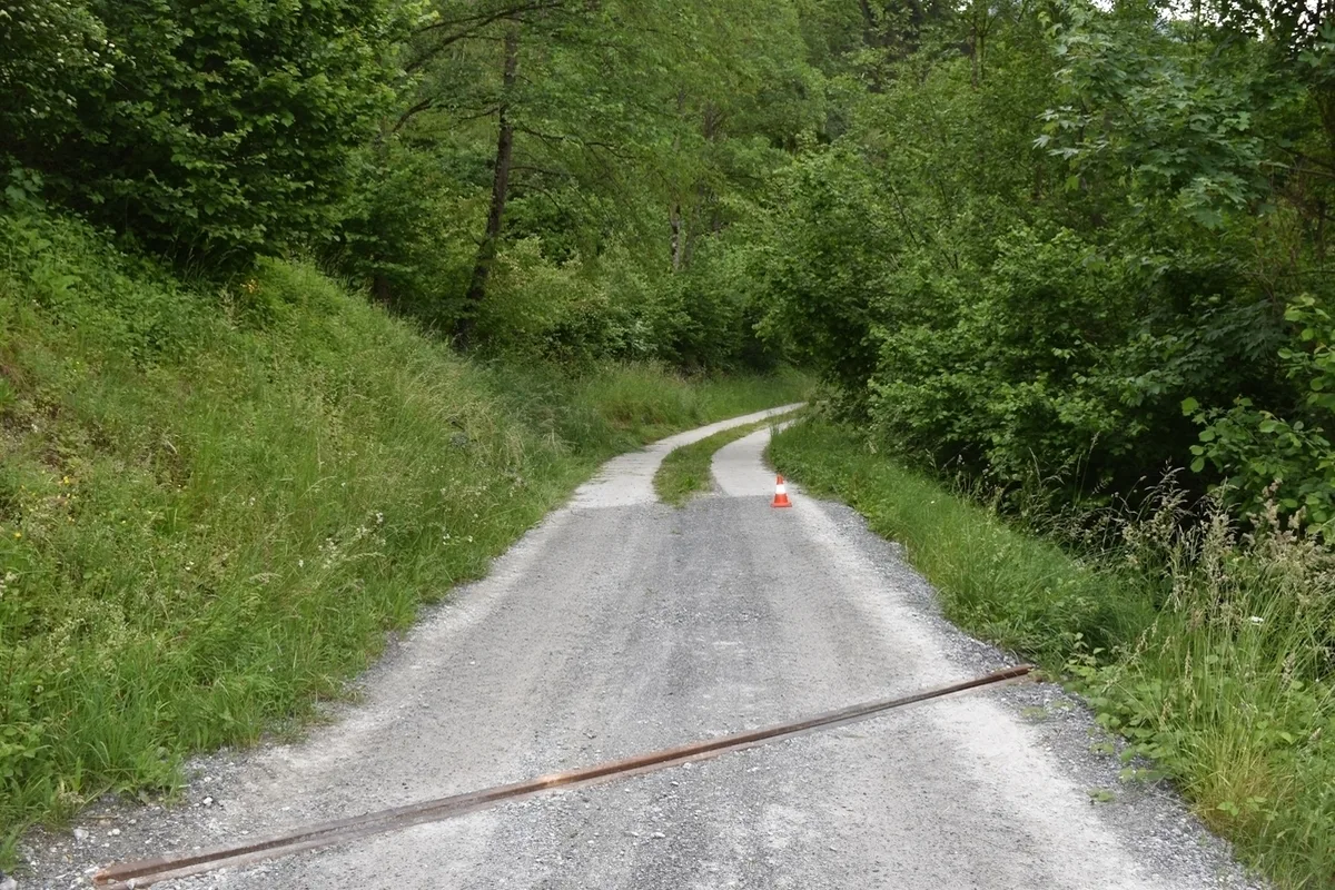 Sevgein GR - Velofahrer stürzt Böschung hinunter