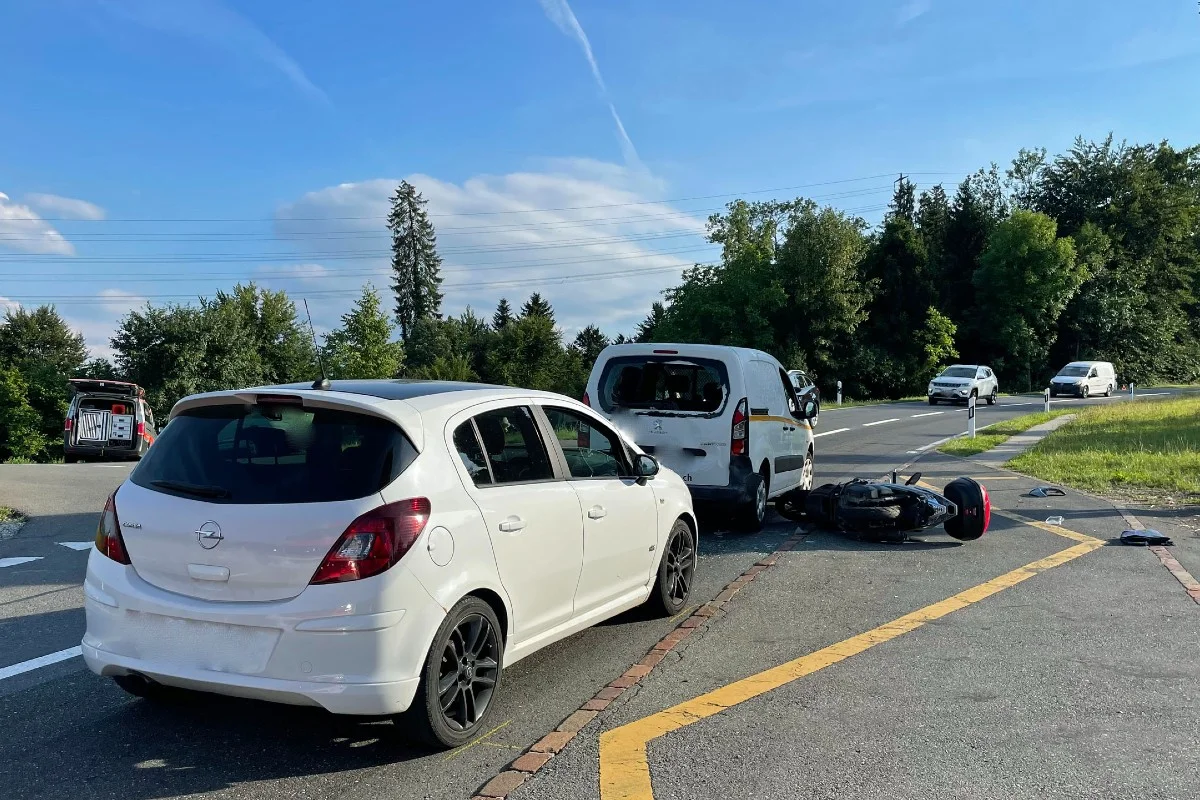 Römerswil LU - Motorradlenkerin wird von Fahrzeug erfasst und verletzt
