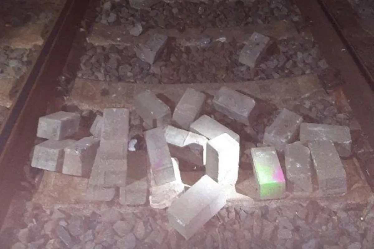 Goch - Pfalzdorf - ''Idioten'' bauen Steinmauer auf Gleis