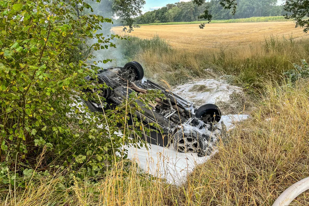 Flotwedel – PKW geht nach Verkehrsunfall in Flammen auf