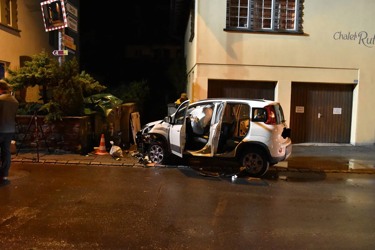 Klosters GR – Auto kollidierte mit Hydrant und Verteilerkasten