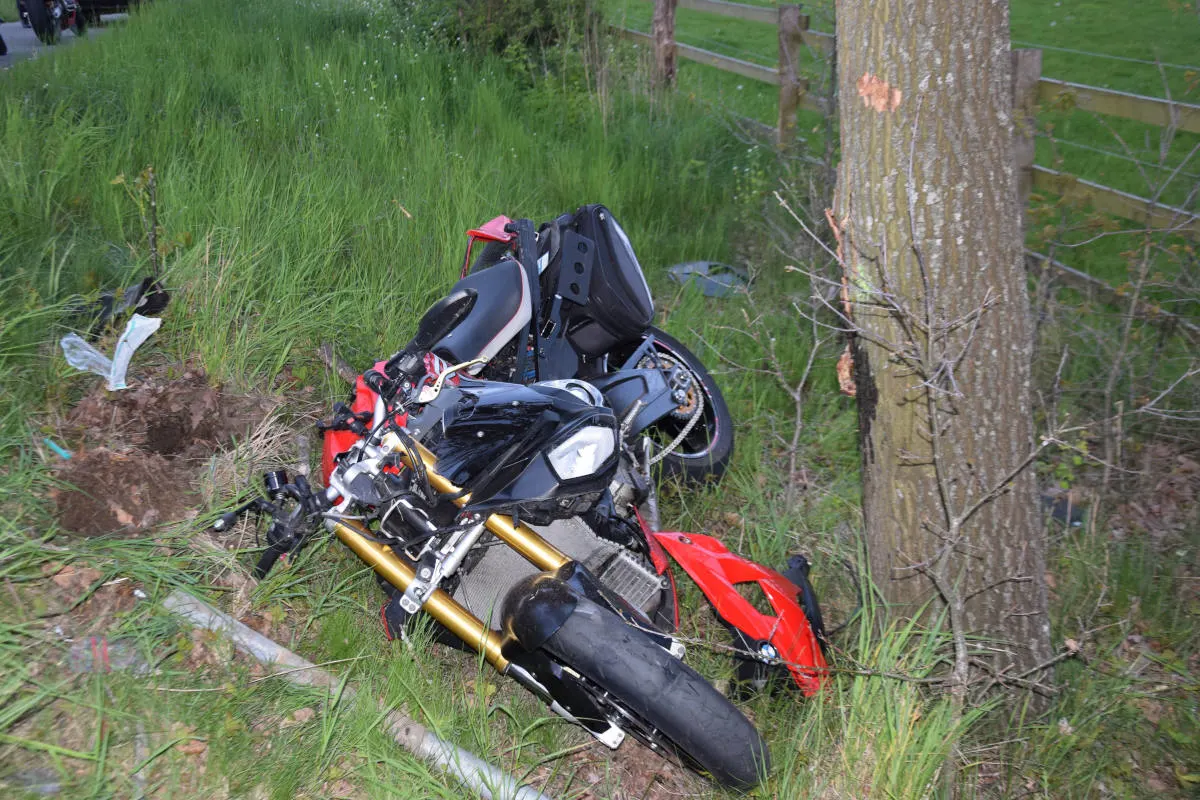 Rödinghausen – Verkehrsunfall mit tödlichem Ausgang – Motorradfahrer schleudert gegen Baum