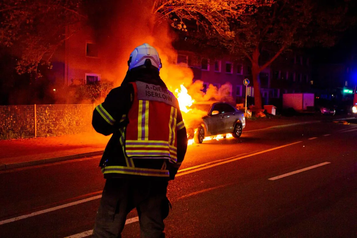 Iserlohn – PKW brennt in voller Ausdehnung