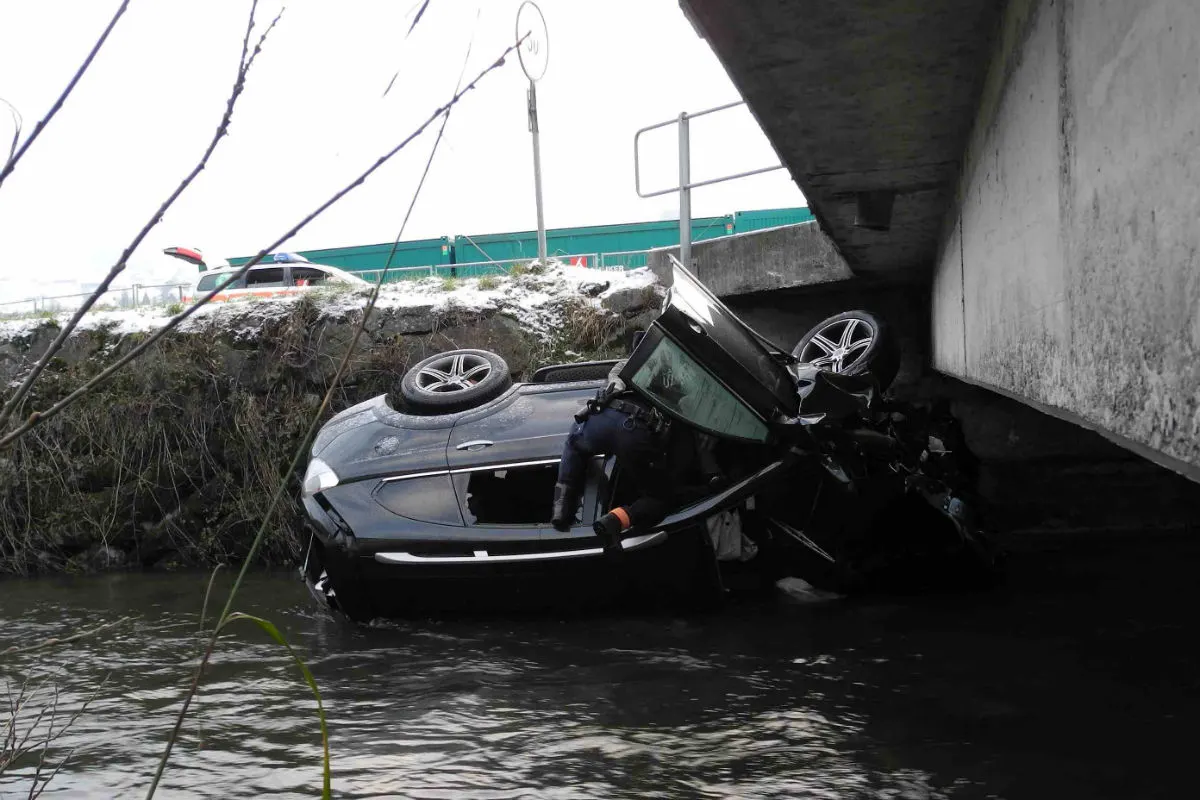 Seewen SZ - Mann in seinem Auto im Bach tot aufgefunden